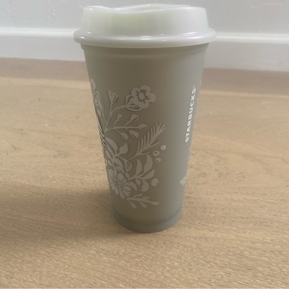 ⭐️Starbucks⭐️2022 Holiday Color Changing Gold Silver Reusable Cup - Picture 2 of 5